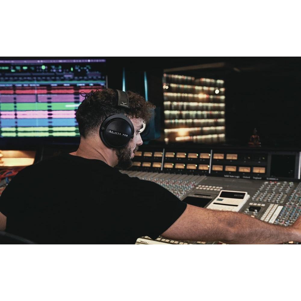 Beyerdynamic DT 1770 PRO 250 ohm - closed Hi-End studio headphones with Tesla technology