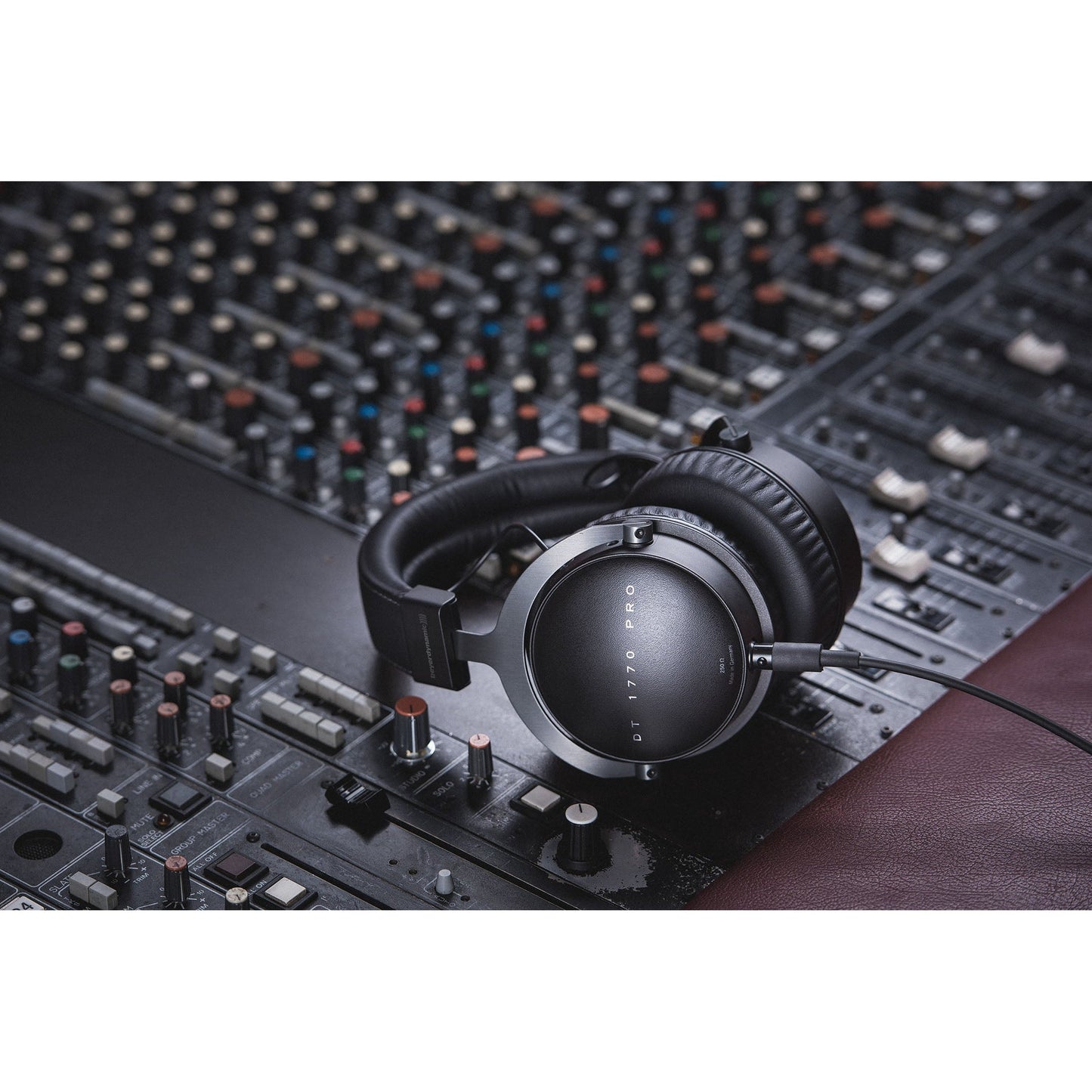 Beyerdynamic DT 1770 PRO 250 ohm - closed Hi-End studio headphones with Tesla technology