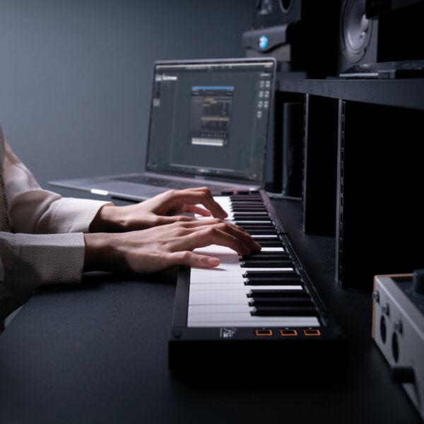 Blackstar Carry On FC49 - Folding Midi Controller